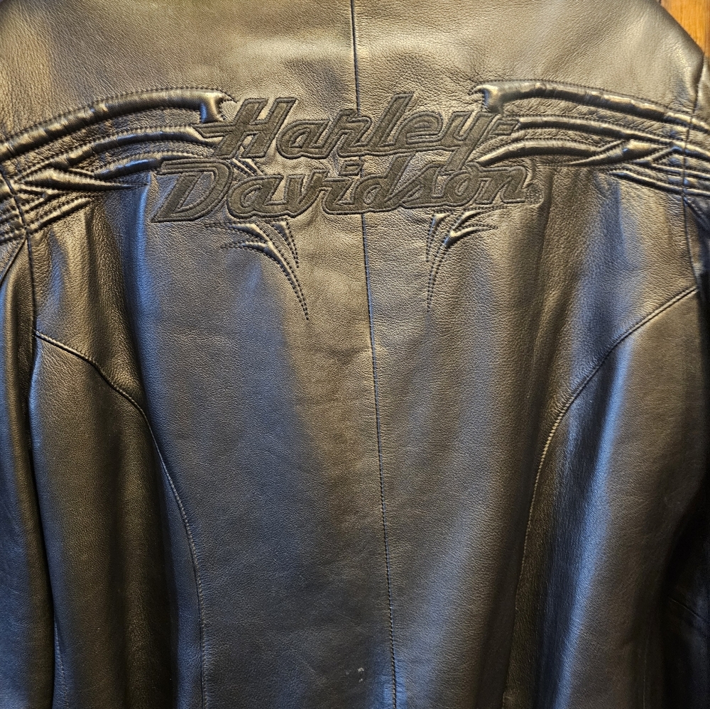 Authentic Harley Davidson jacket. Size XL Black leather and rabbit fur.